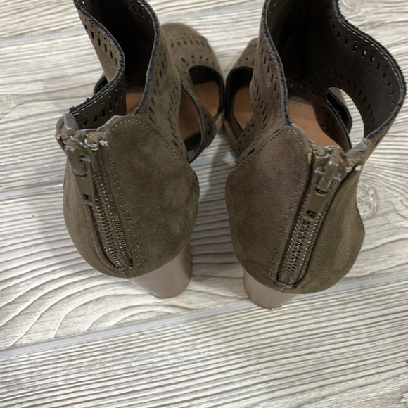 Qupid olive green peep toe cutout ankle zip bootie - Picture 5 of 7